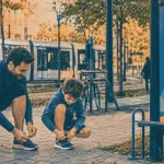 Activités sportives Strasbourg : adulte et enfant près du panneau Sport & Famille