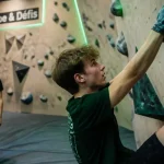 Activités Strasbourg jeunes : groupe en escalade de bloc à Strasbourg