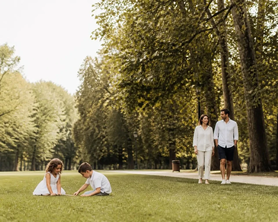 Vacances famille Strasbourg au parc de l’Orangerie avec des enfants qui jouent dans un espace vert
