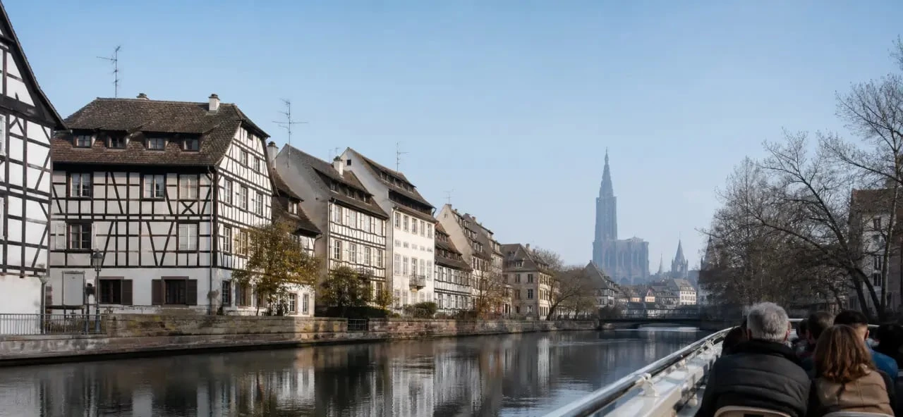 Strasbourg balade en bateau sur l’Ill avec vue sur la Petite France et la cathédrale