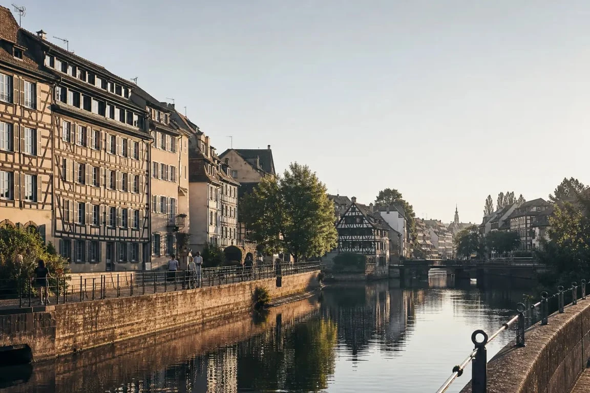 Que faire a Strasbourg quand il fait chaud : promenade matinale sur les quais de l’Ill à Strasbourg