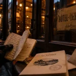 Hotels restaurants Strasbourg : carnet d’adresses devant une vitrine d’hôtel-restaurant