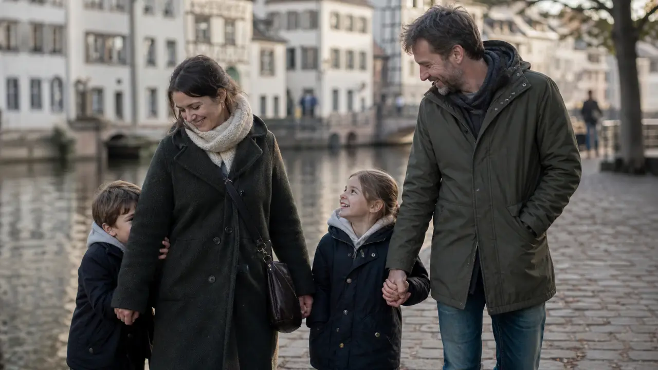 shooting famille strasbourg sur les quais de l’Ill, photo naturelle en fin d’après-midi