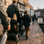 vacances famille strasbourg : famille en poussette près du canal en Petite France