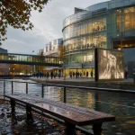 Visiter arte Strasbourg : bâtiment moderne du quartier européen le long de l’Ill
