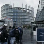 Visiter parlement européen Strasbourg : file devant l’entrée vitrée pour la visite hémicycle