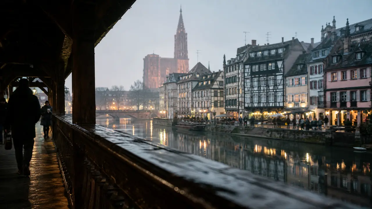 Visiter Strasbourg journée : quais de l’Ill et cathédrale au petit matin