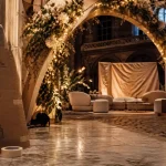 Décoration éphémère pour événements strasbourg : hall patrimonial avec arche en végétaux stabilisés