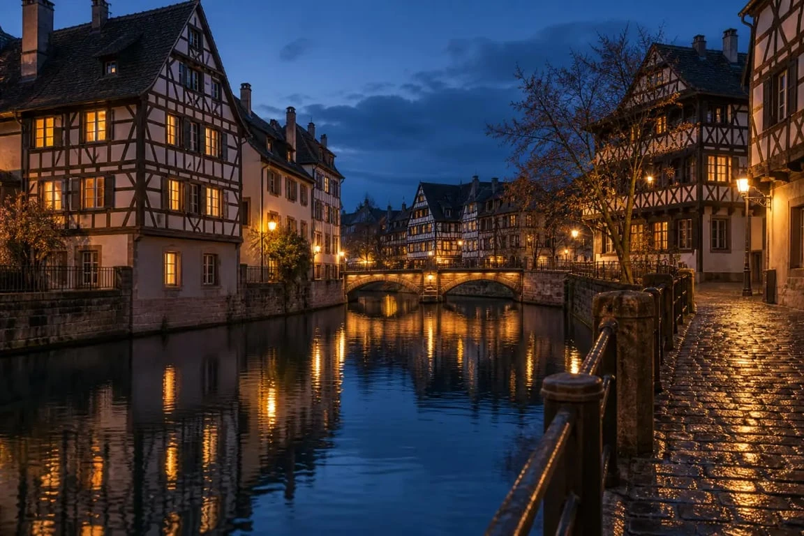 Balade nocturne Strasbourg dans la Petite France au bord de l’Ill