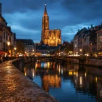 Strasbourg la nuit sur les quais illuminés, reflets sur l’Ill et cathédrale