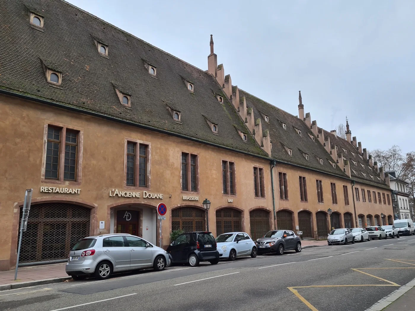 Façade de l’Ancienne Douane côté rue de la Douane, où se tient le marché des producteurs.