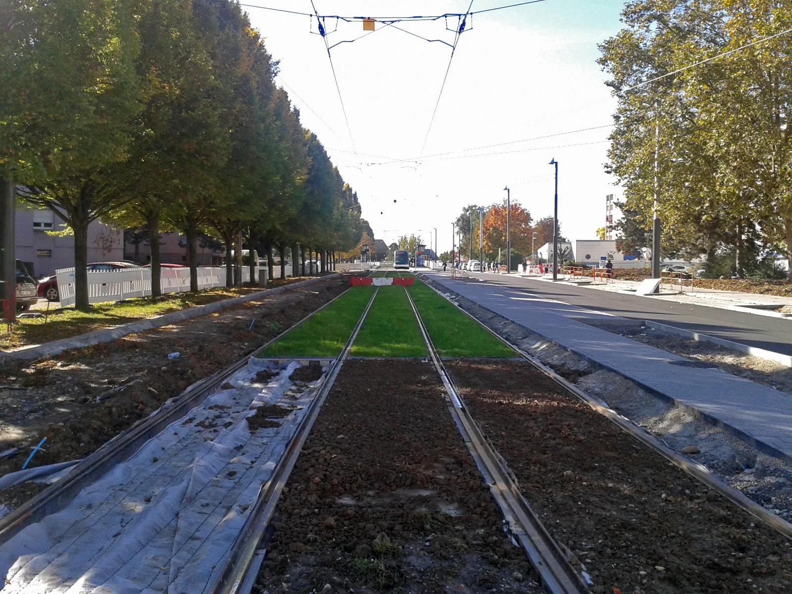 Le tram A avenue Cervantès à Hautepierre, en octobre 2013. Vue du quartier.