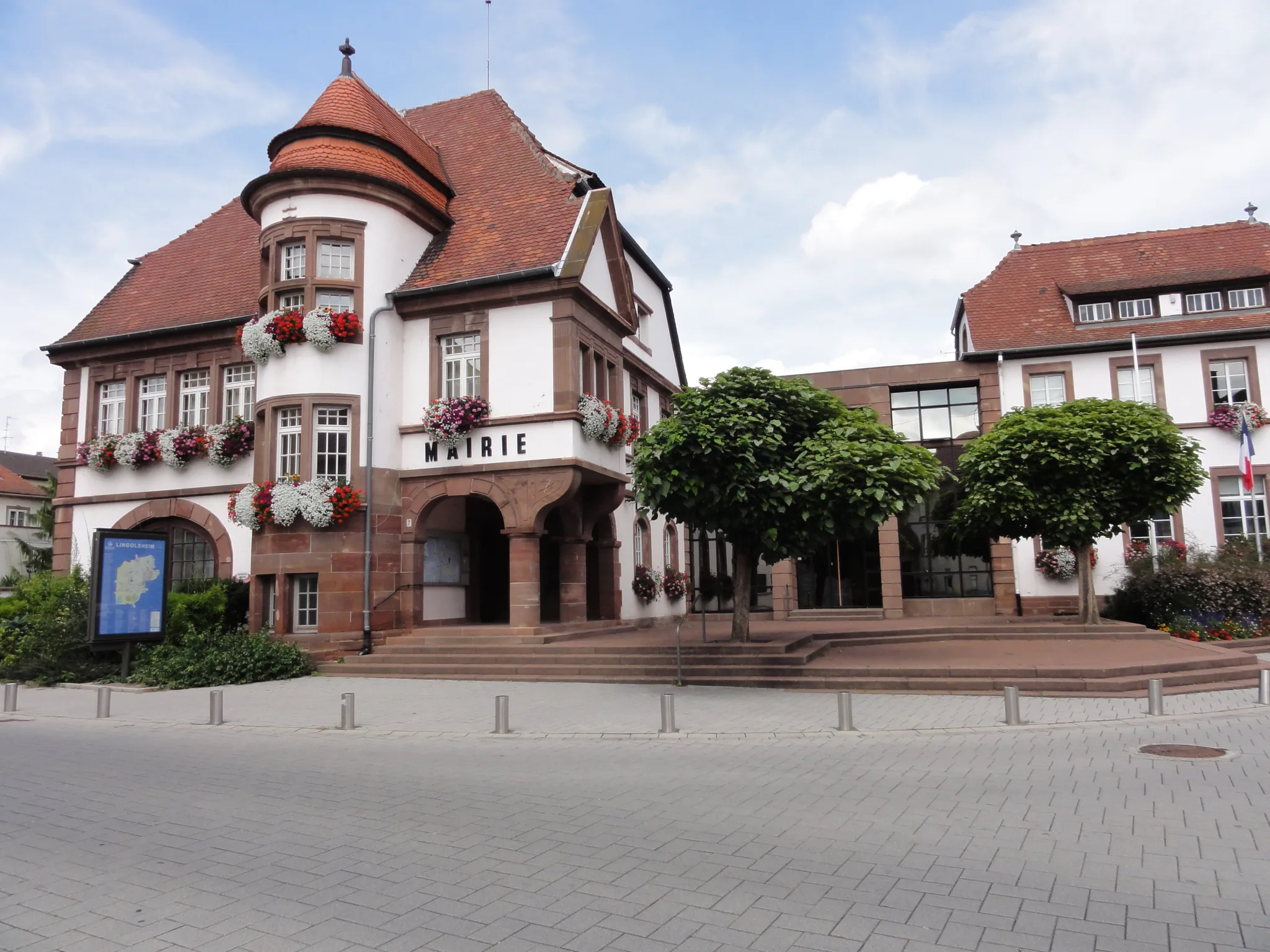 L’hôtel de ville de Lingolsheim, en juillet 2011. Vue de la commune.