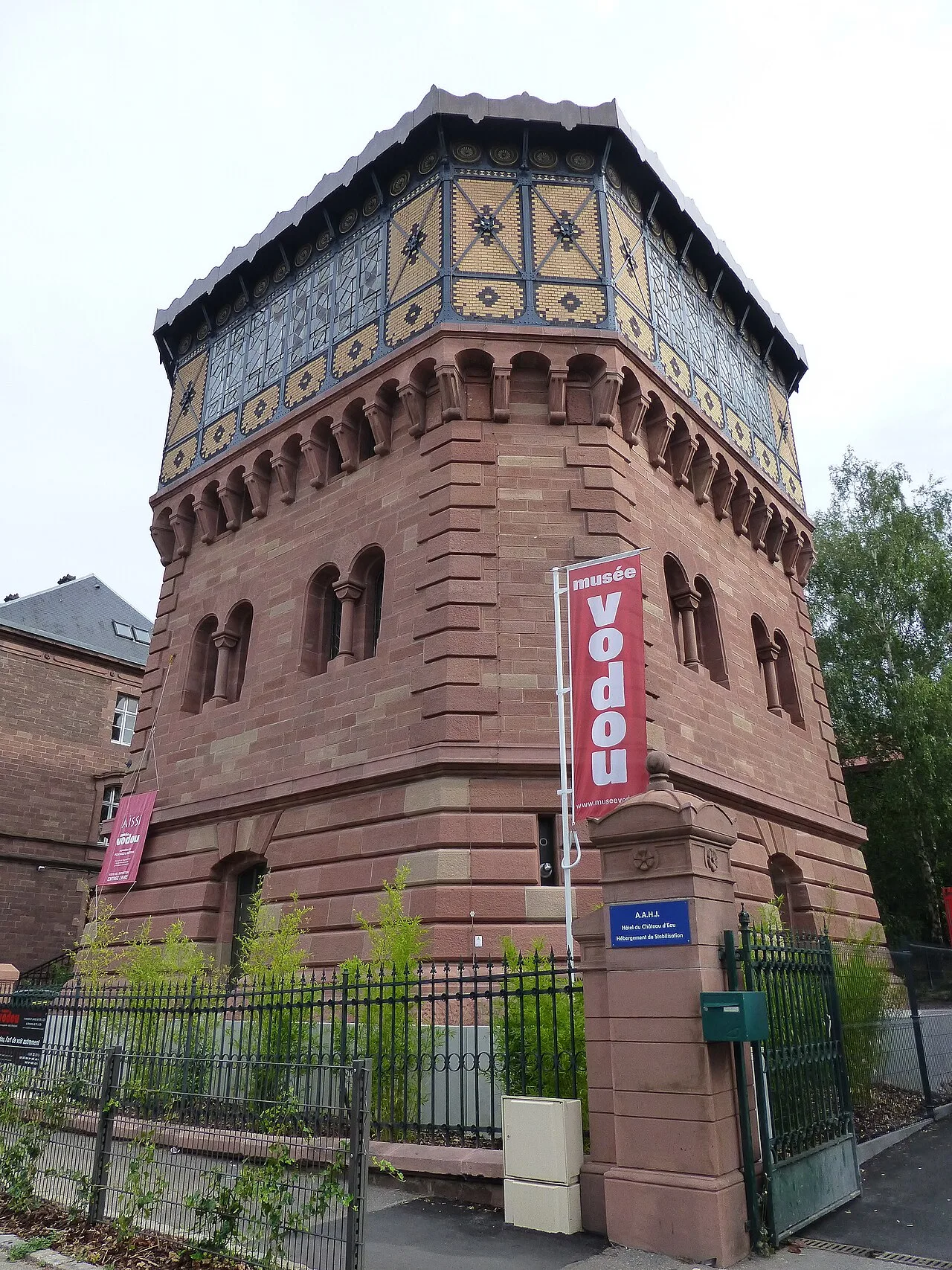 Le château d’eau historique qui abrite le Château Musée Vodou.