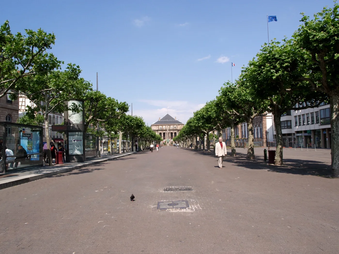 Place Broglie avec l’opéra au fond, photographiée hors du marché en juin 2008.