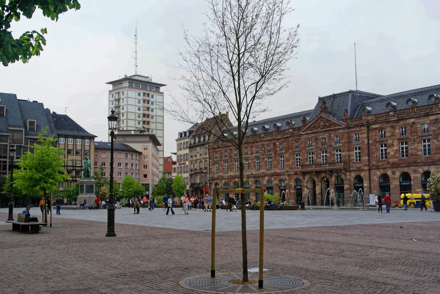 La place Kléber, lieu du marché aux livres ; vue de la place, hors marché.