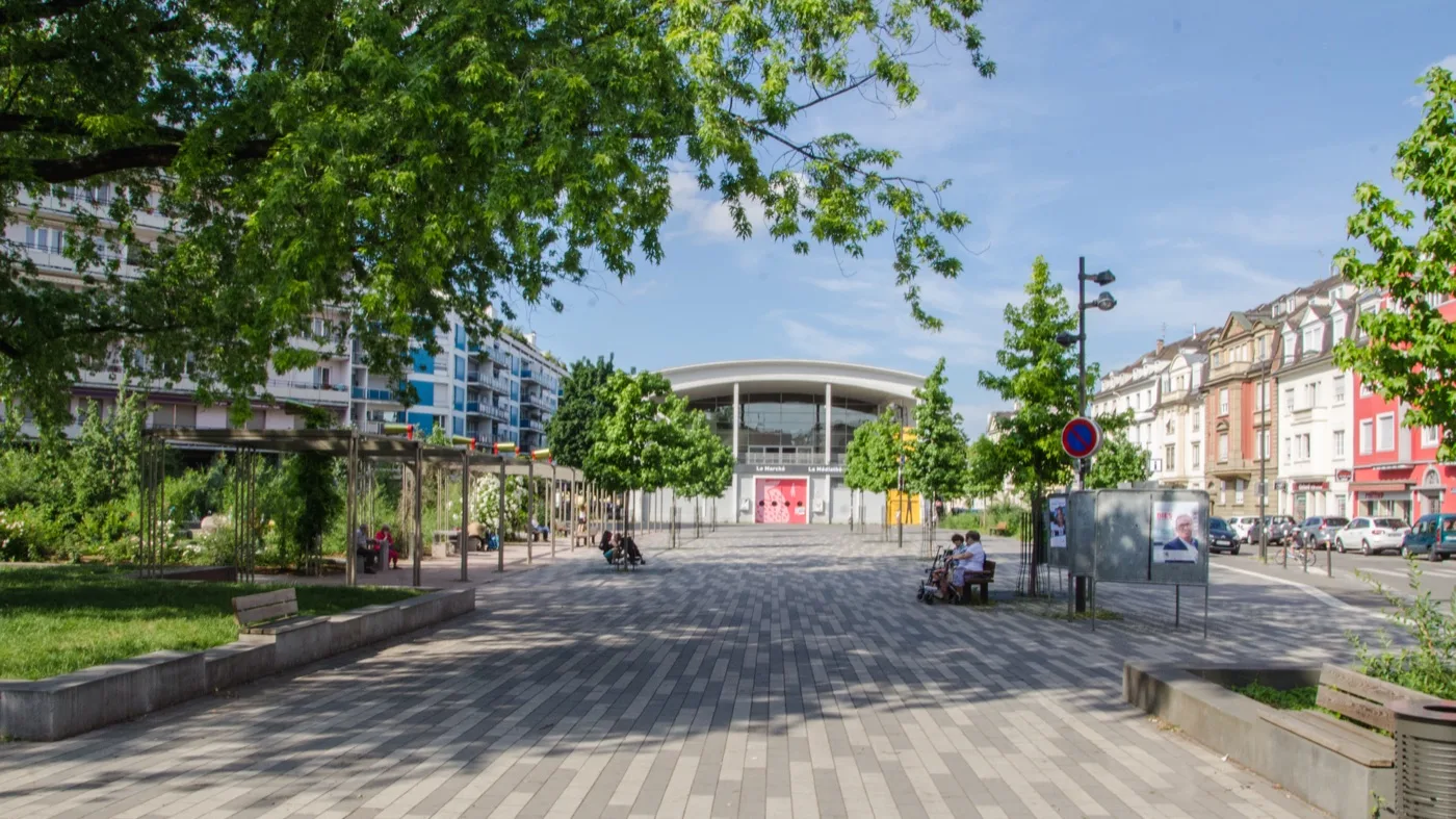 Place du Marché de Neudorf, photographiée hors des heures de marché, en juin 2017.