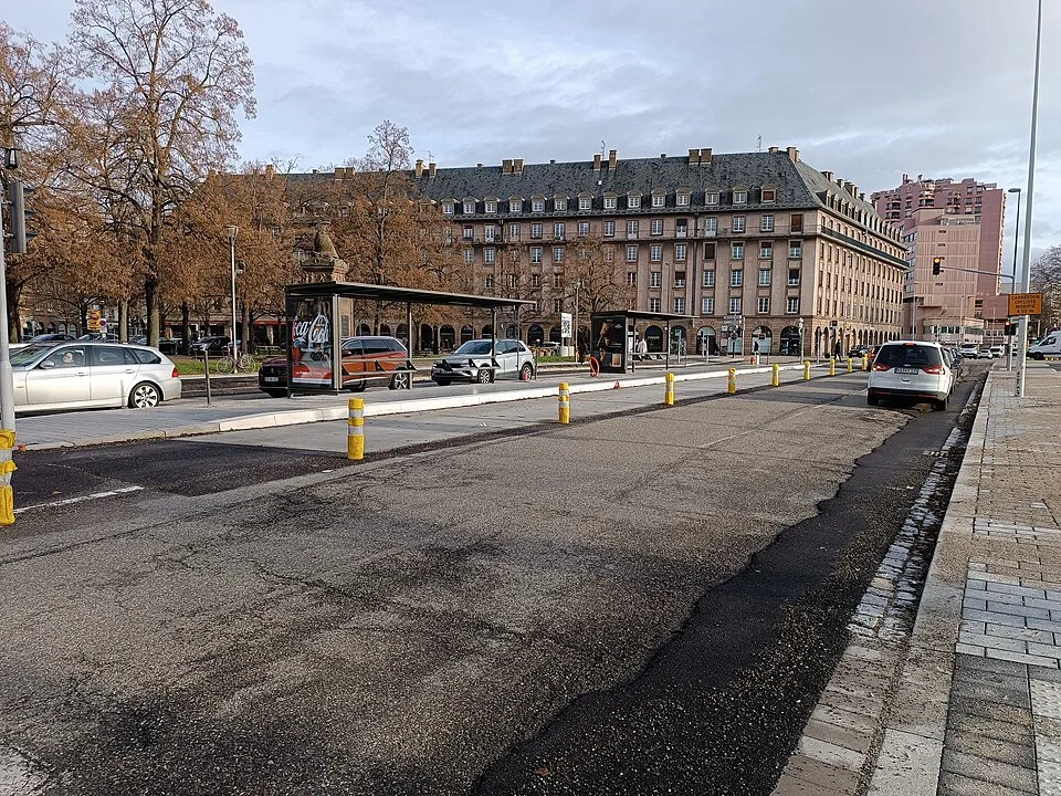 L’arrêt Étoile Bourse, point d’accès à Quai de Scène. La photographie montre l’arrêt de bus, pas la salle.