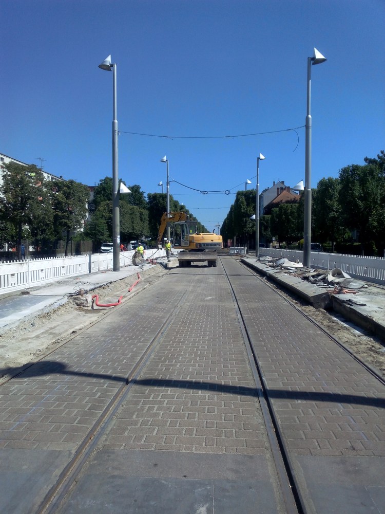 L’arrêt Émile Mathis pendant sa rénovation en 2015. Point d’accès à POLE-SUD par les trams A et E.