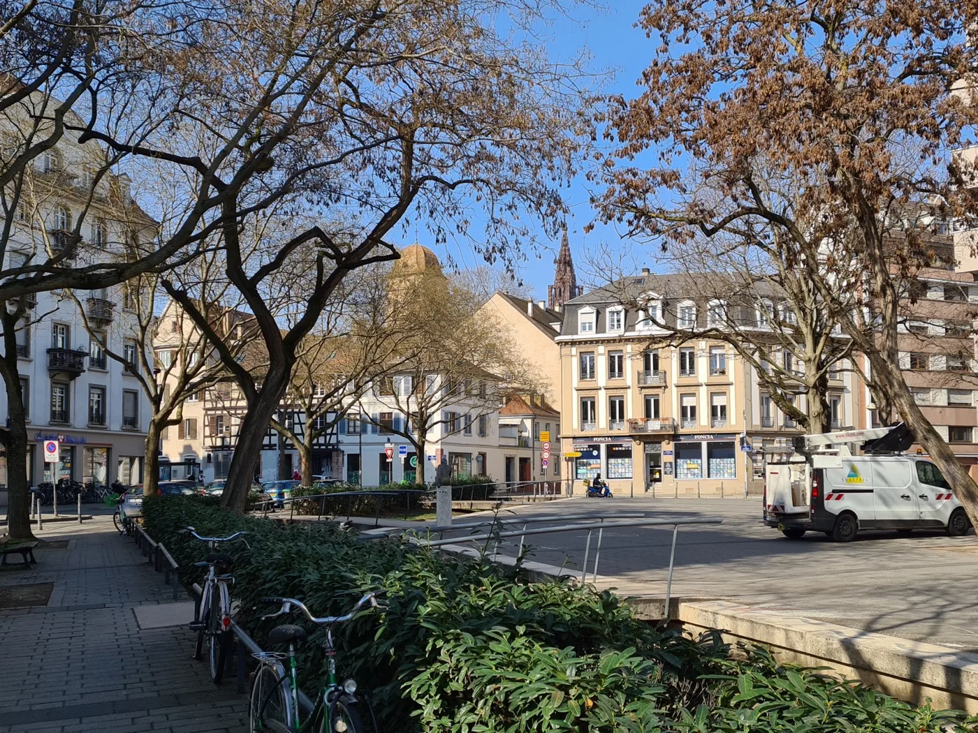 Place de Zurich, lieu du marché de la Krutenau, vue hors des heures de marché.